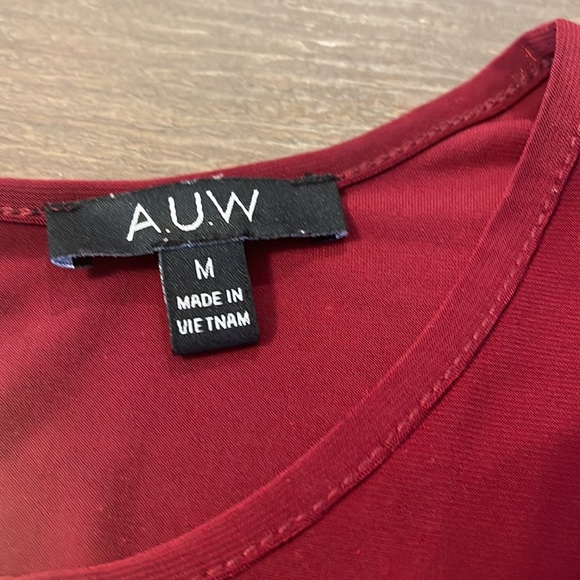 ๐3/$15๐AUW Burgundy top with peek a boo sleeves. Size Med - Picture 4 of 10